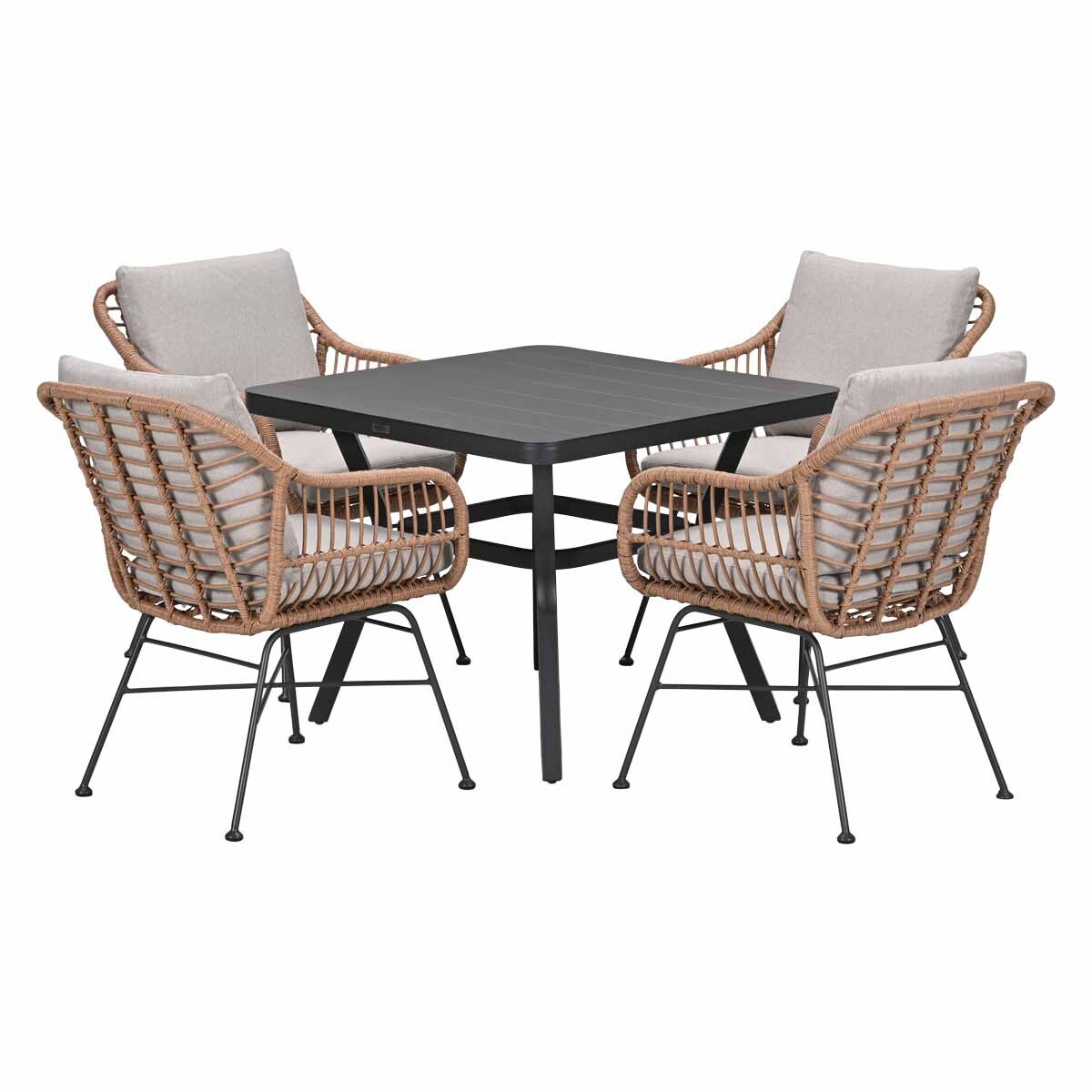 Een bruine rotan eethoek met vier stoelen en lichtgrijze kussens op een witte achtergrond.