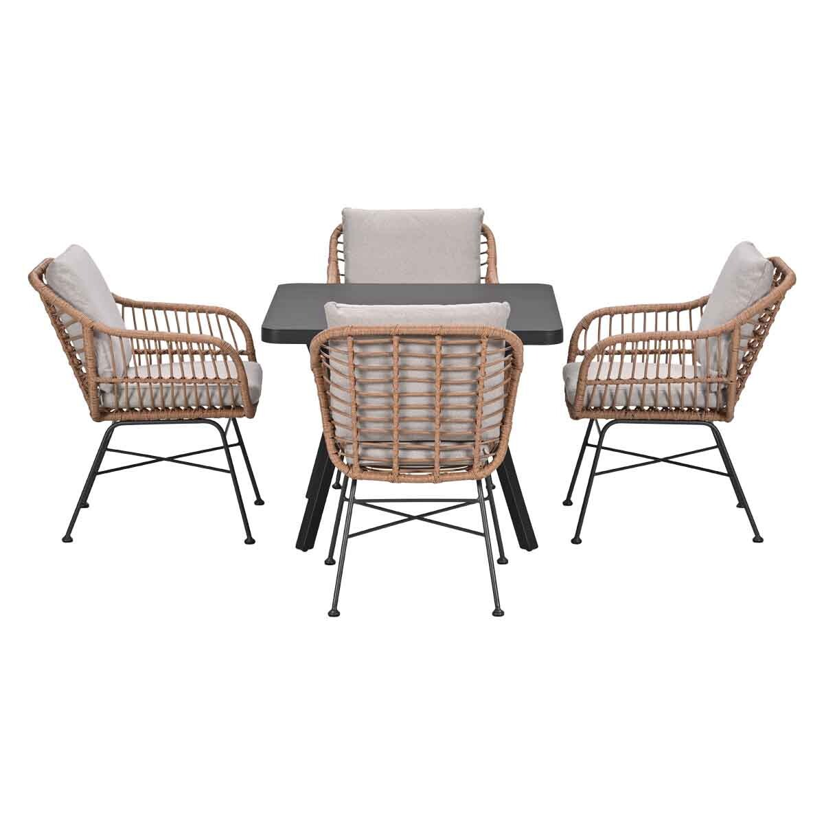 Een rechthoekige tafel met vier rieten stoelen met lichte kussens.