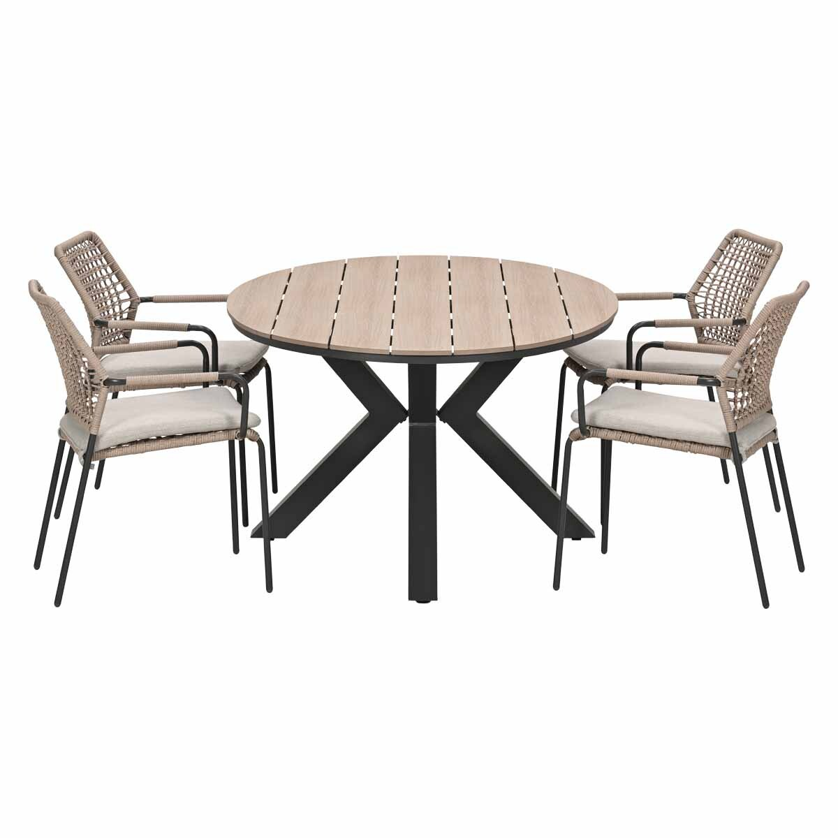 Een ronde houten tafel met een zwart onderstel en vier rotan stoelen met kussens.