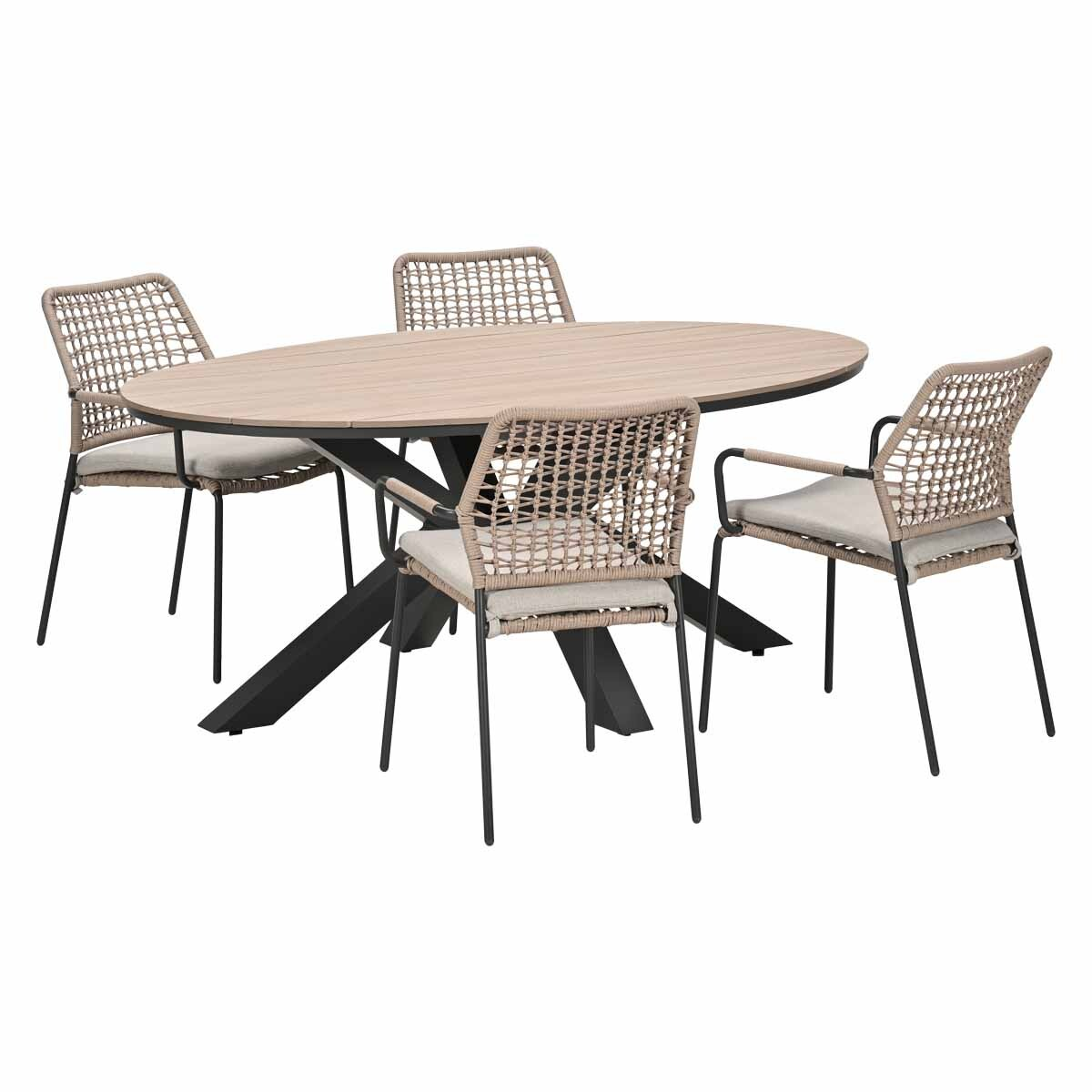 Ovale tafel met vier rotan stoelen met kussens op zwarte metalen poten.