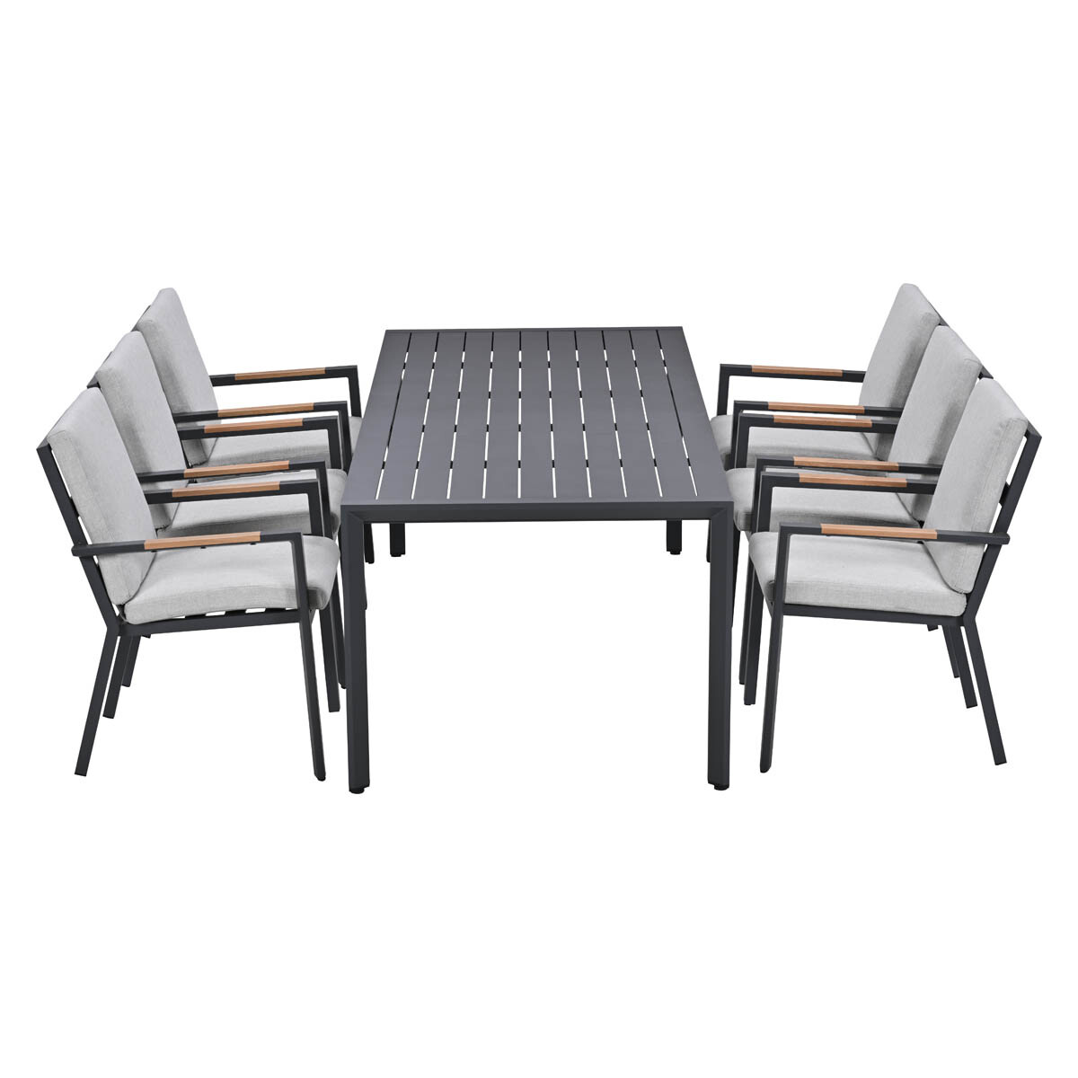 Een grijze buitentafel met zes lichtgrijze stoelen met houten armleuningen.