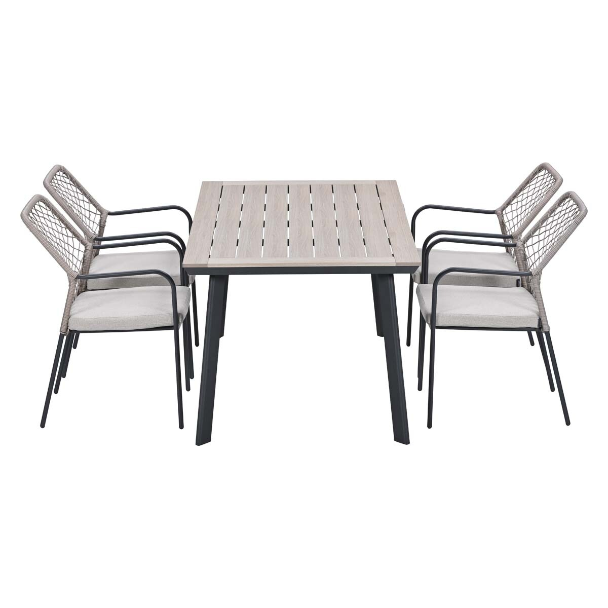 Een rechthoekige tafel met houtlook en vier gevlochten stoelen met grijze kussens.