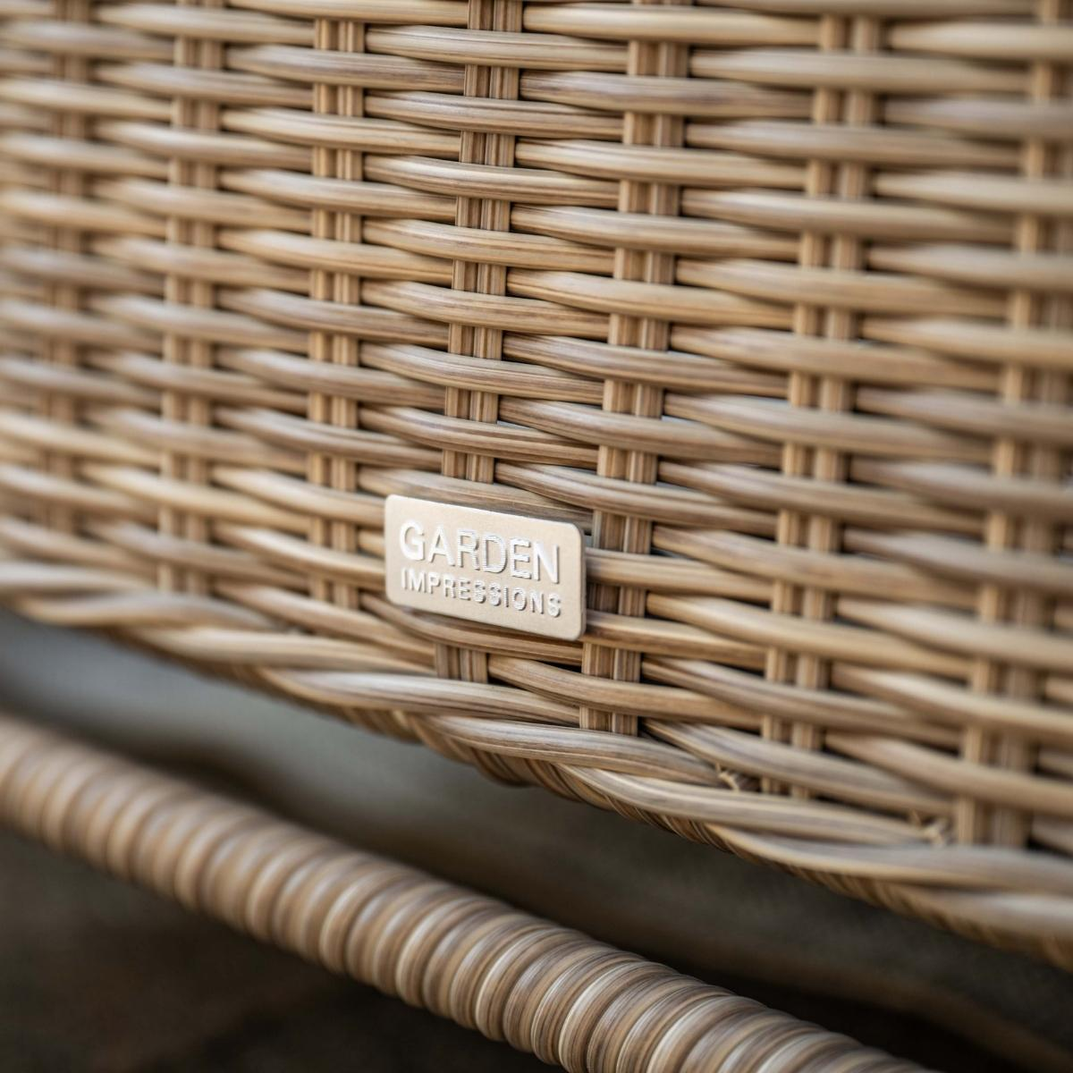 Close-up van een rieten meubelstuk met een "GARDEN IMPRESSIONS" logo.
