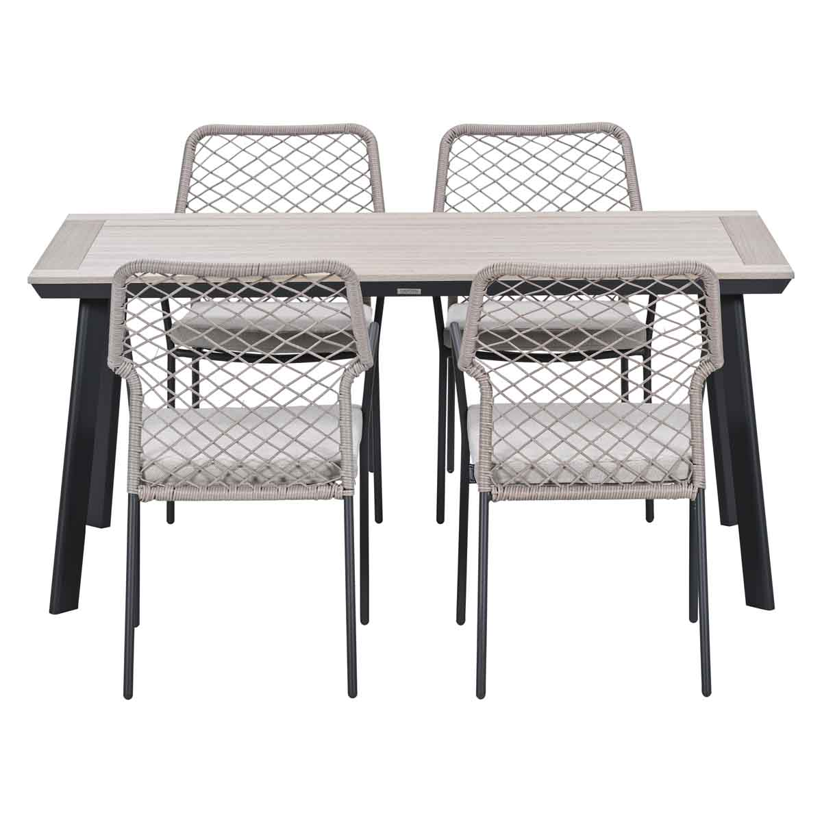 Eettafel met vier gevlochten stoelen met kussens.