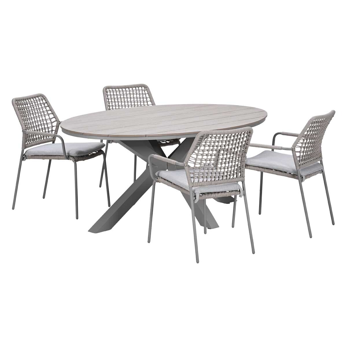 Een ovale tafel met vier grijze stoelen met gevlochten rugleuningen en kussens.