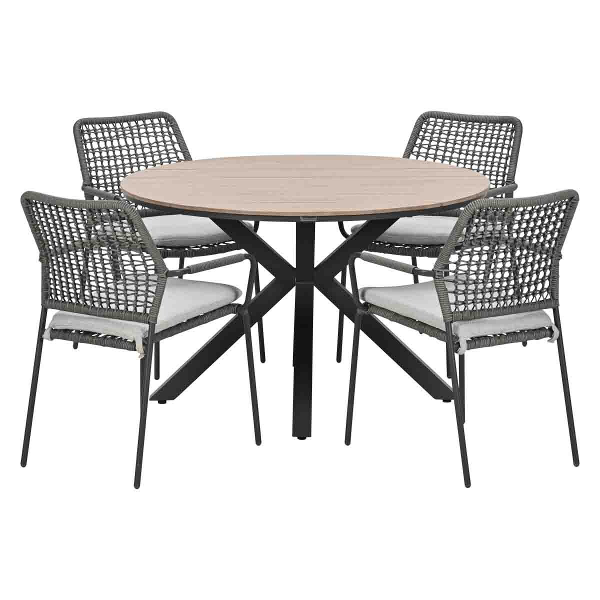 Ronde houten tafel met vier grijze rotan stoelen met witte kussens.