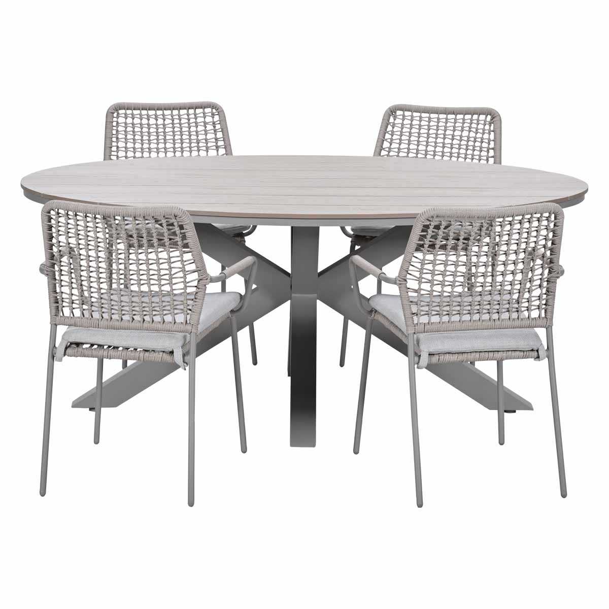 Ovale tafel met vier gevlochten stoelen met grijze kussens en metalen frames.