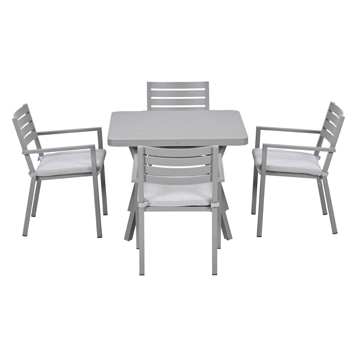 Grijze tuintafel met vier stoelen met lichtgrijze kussens.
