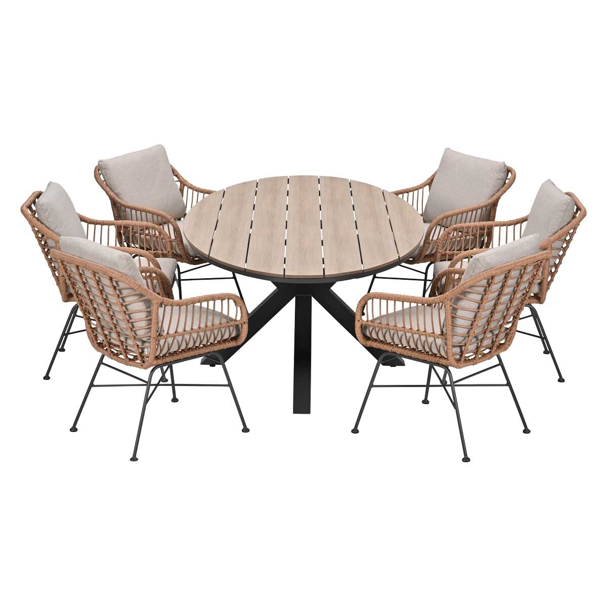 Een ronde houten tafel met vier rotan stoelen met beige kussens.