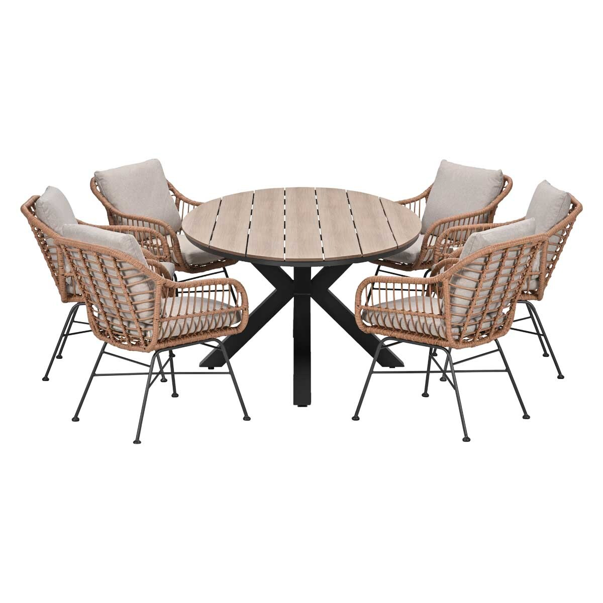 Een ronde houten tafel met zes rieten stoelen en lichte kussens.