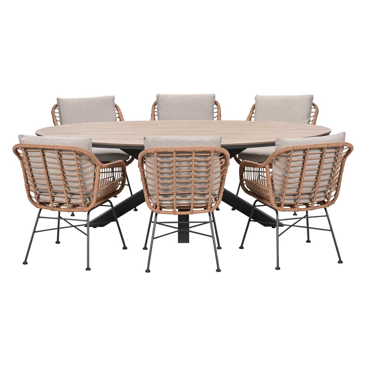 Een ovale houten tafel met zes rotan stoelen met lichtbeige kussens.