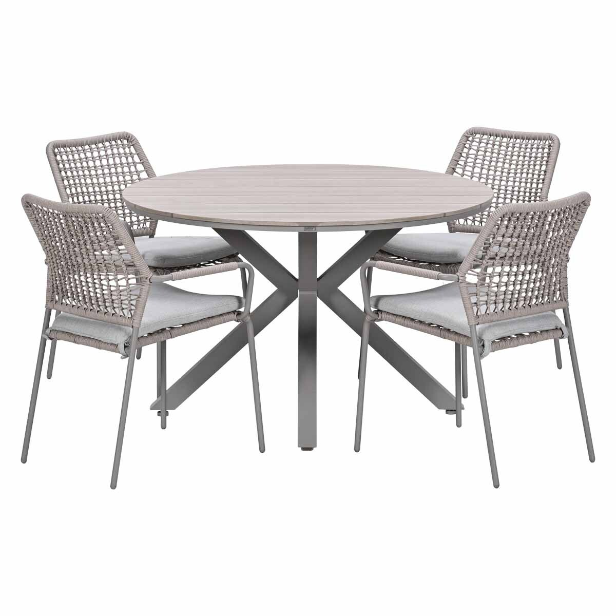 Ronde tafel met vier grijze gevlochten stoelen met kussens.
