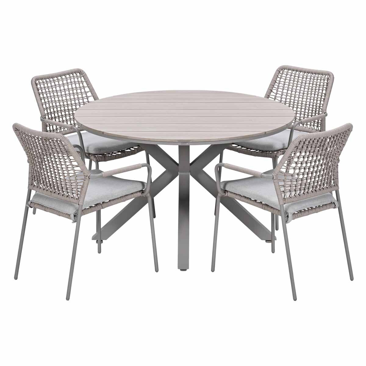 Grijze ronde tafel met vier grijze gevlochten stoelen met lichtgrijze kussens.