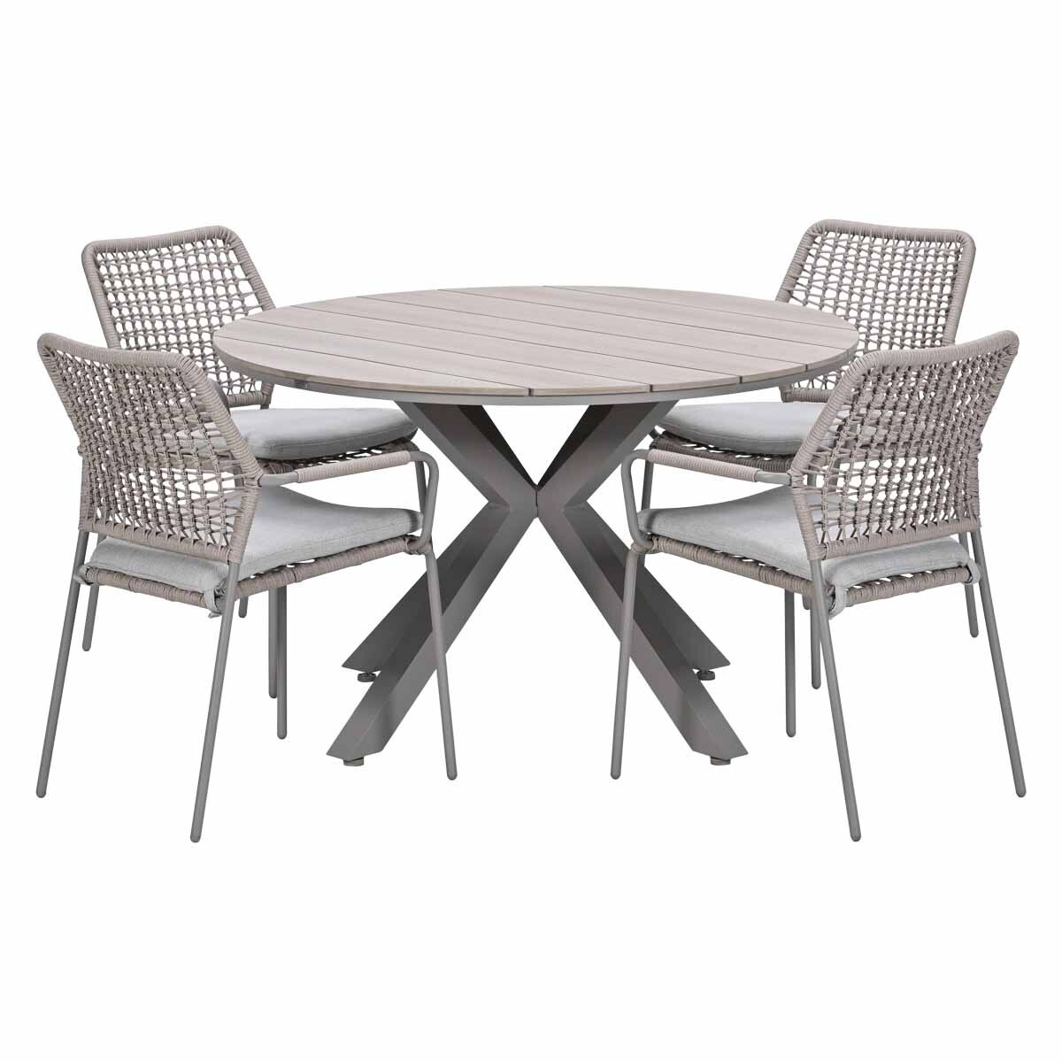 Grijze ronde tafel met vier gevlochten stoelen met grijze kussens.