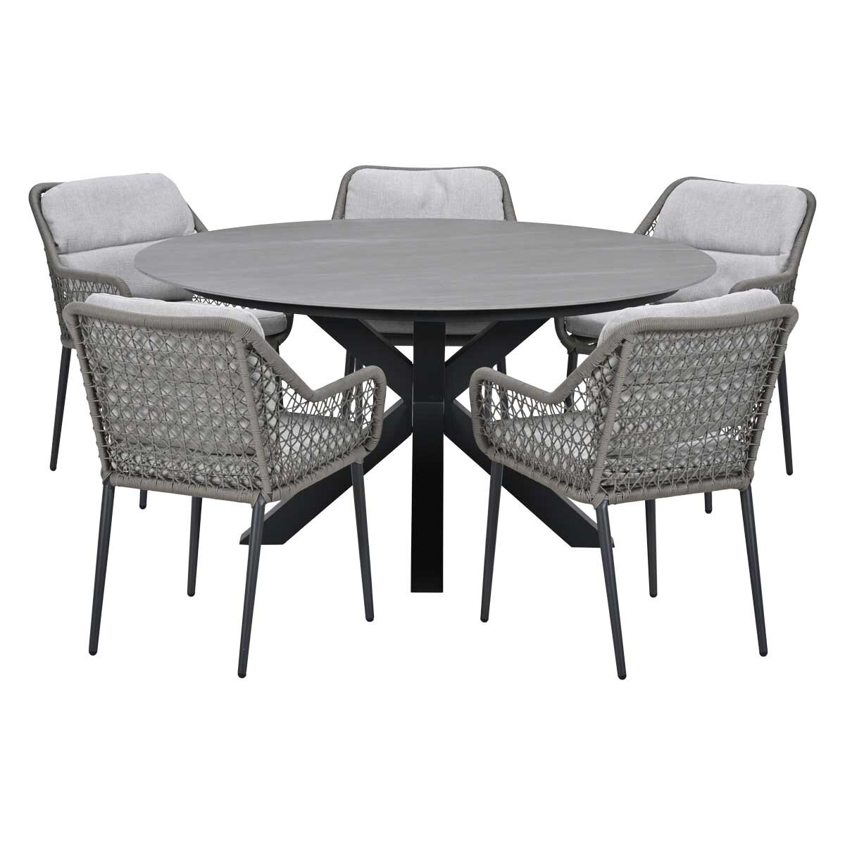 Ronde grijze tafel met vier gevlochten stoelen en kussens.