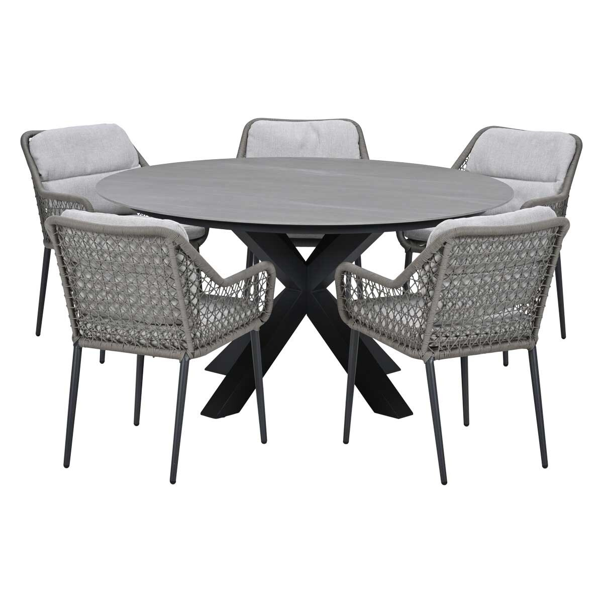 Grijze ronde tafel met vier gevlochten stoelen met grijze kussens.