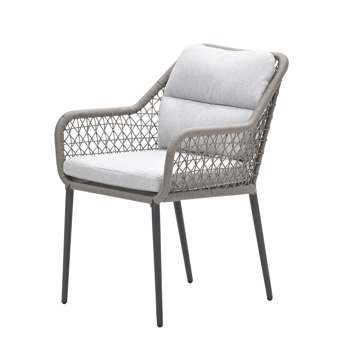 Een grijze gevlochten fauteuil met witte kussens en donkere metalen poten.