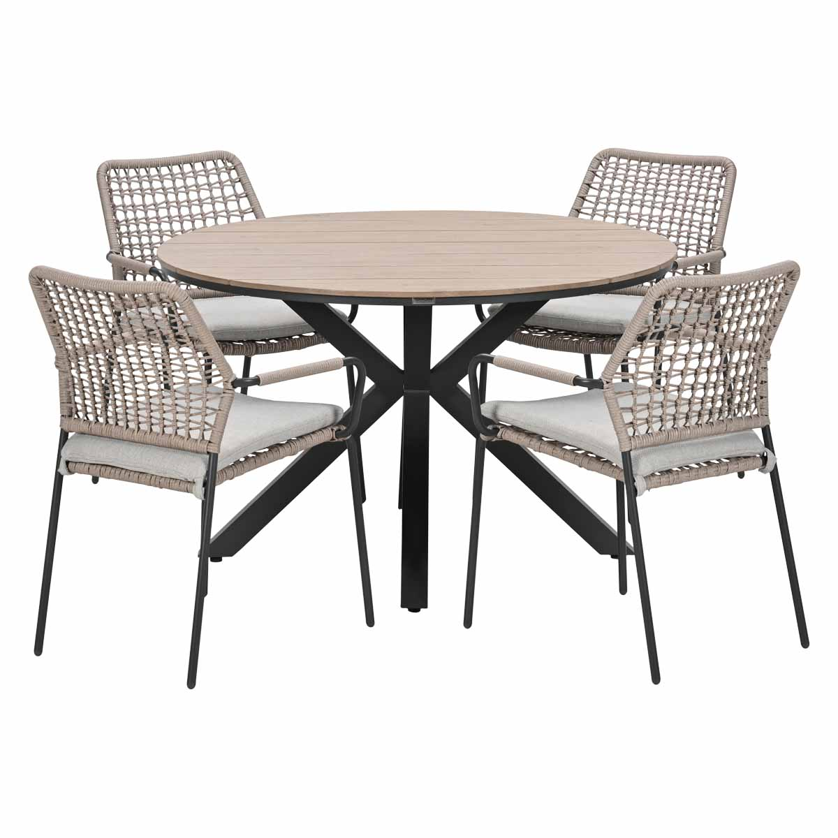 Een ronde tafel met vier gevlochten stoelen met kussens.