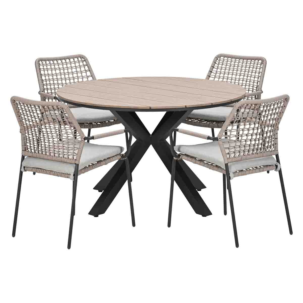 Ronde tafel met vier grijze rotan stoelen met kussens op een zwart metalen onderstel.