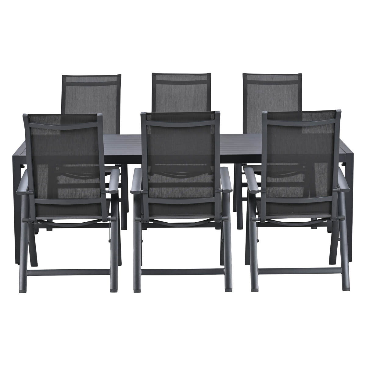 Een rechthoekige tafel met zes donkergrijze stoelen met een netrugleuning.