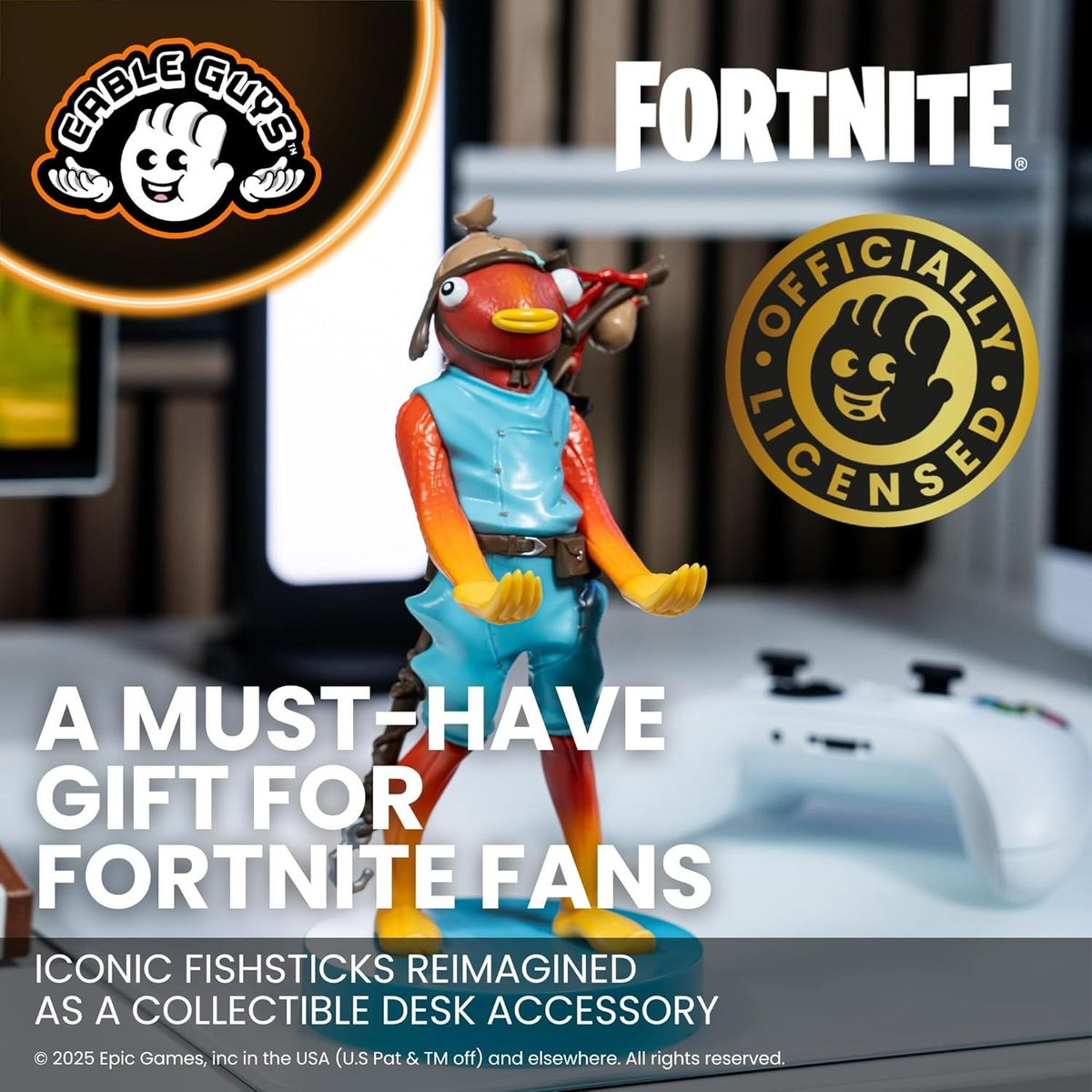 Fortnite Fischstäbchen Figur von Cable Guys auf einem Schreibtisch mit Controller.