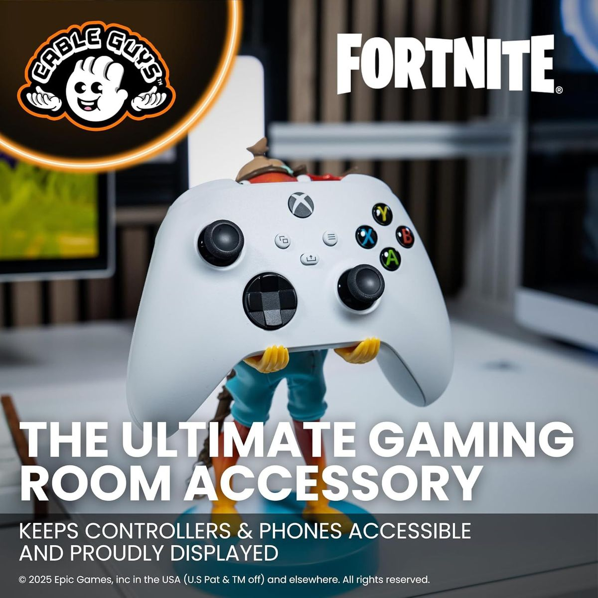 Ein weißer Xbox-Controller wird von einer Fortnite-Figur gehalten, die als Ständer dient.