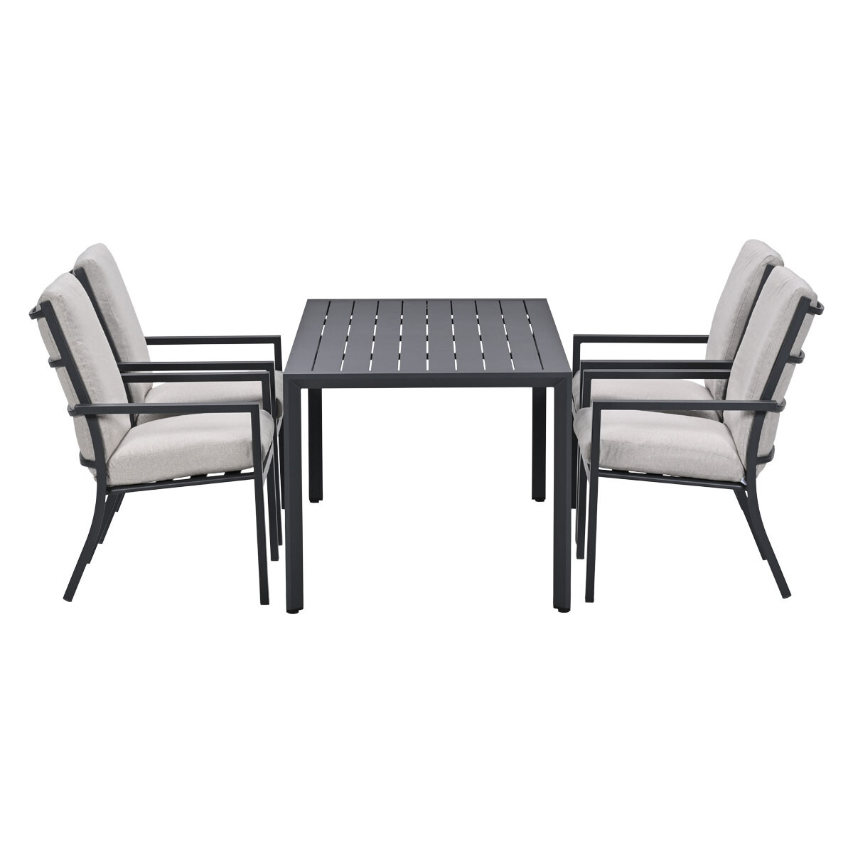 Een rechthoekige grijze tafel met vier stoelen met lichtgrijze kussens.
