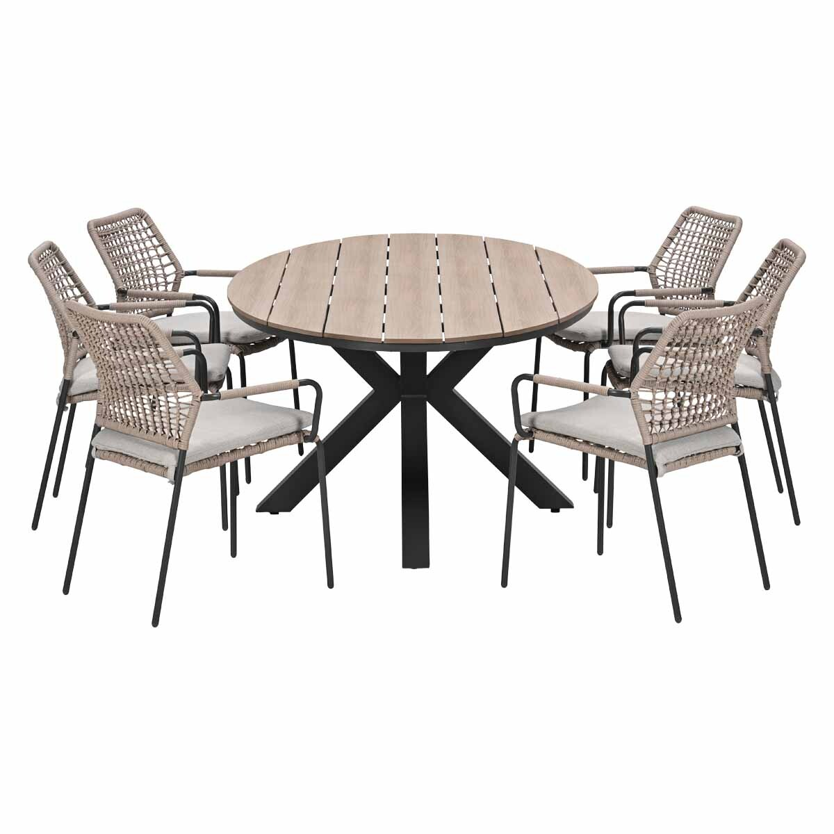 Een ronde houten tafel met zes gevlochten stoelen met grijze kussens.