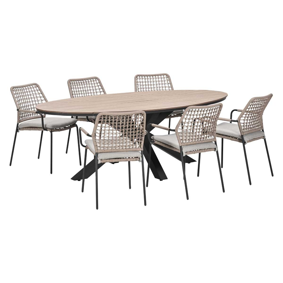 Een ovale houten tafel met zes rotan stoelen met grijze kussens.