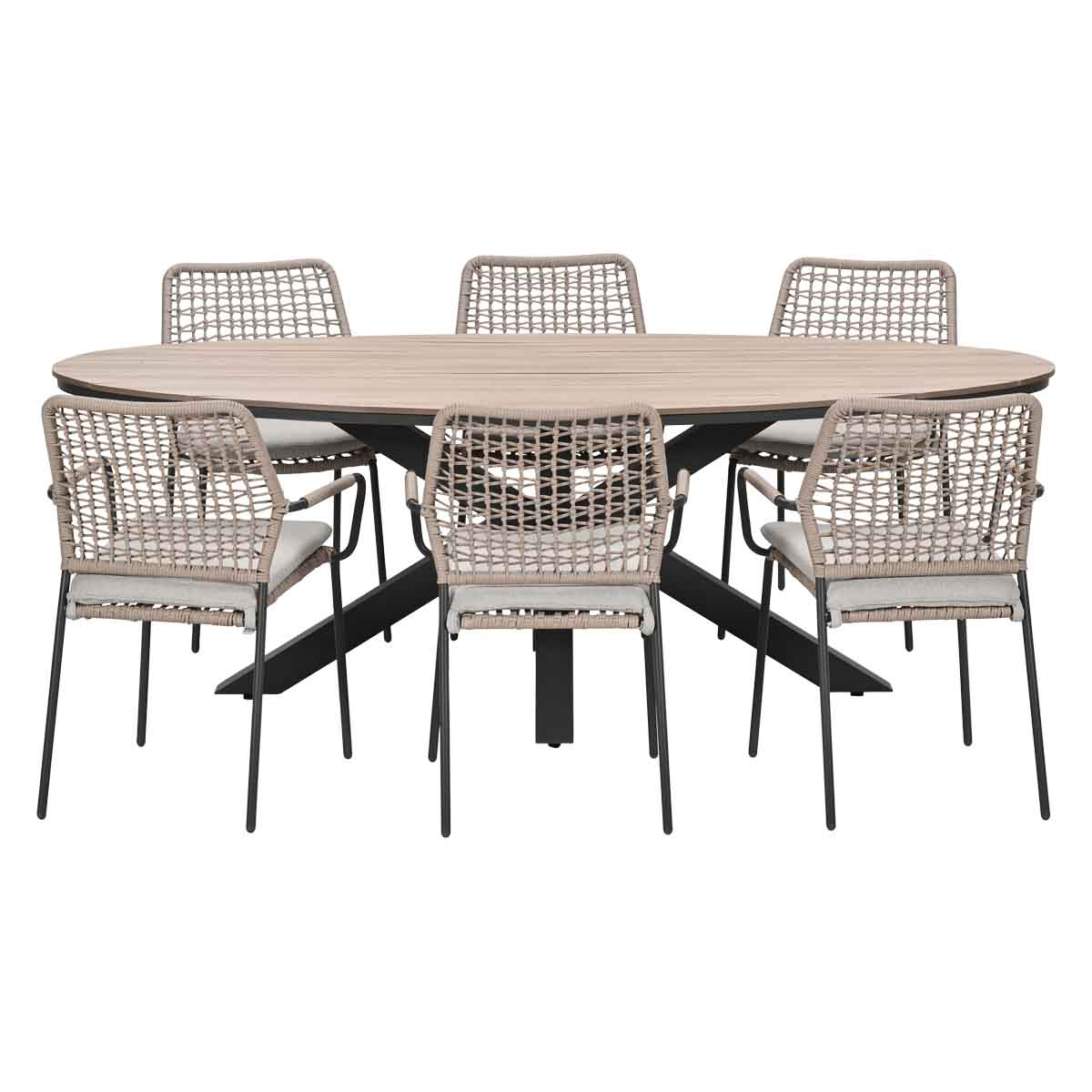 Ovale houten tafel met zes gevlochten stoelen met grijze kussens en zwarte poten.
