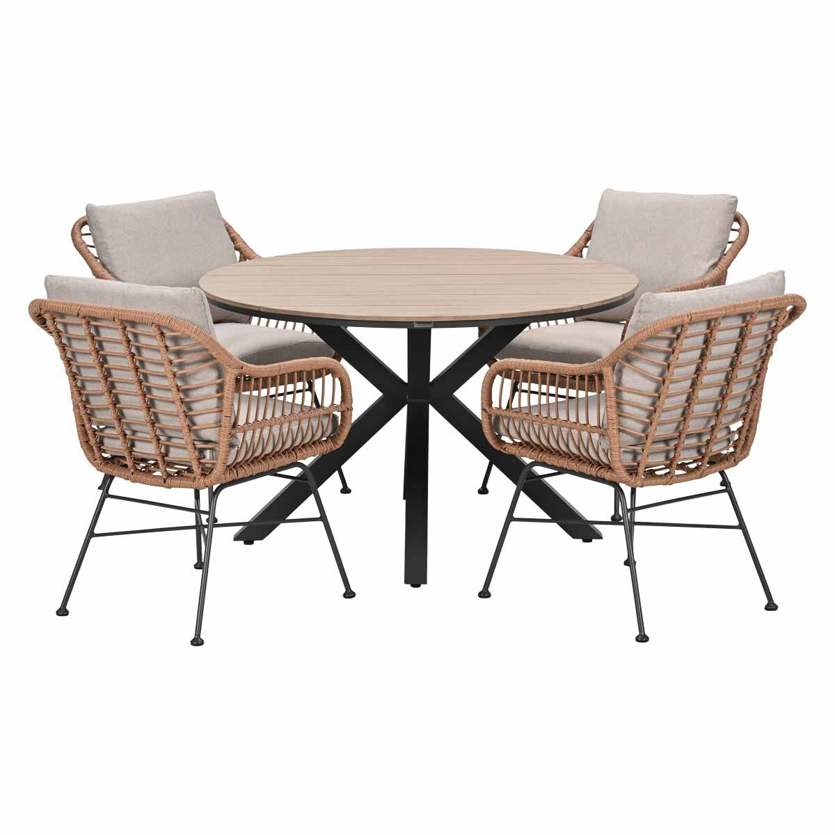 Ronde tafel met houtlook en vier rieten stoelen met beige kussens op zwarte poten.