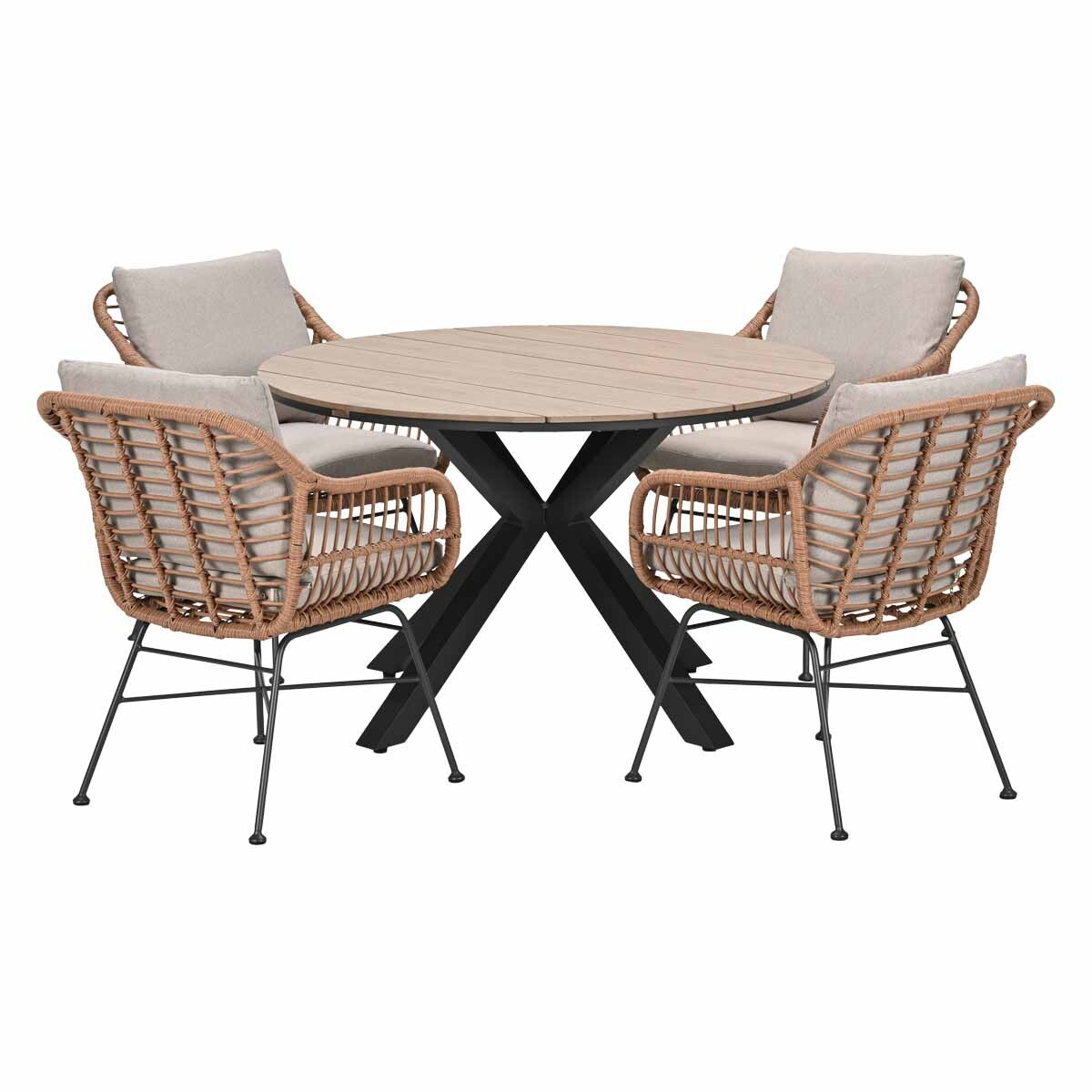 Een ronde houten eettafel met vier rotan stoelen met beige kussens.