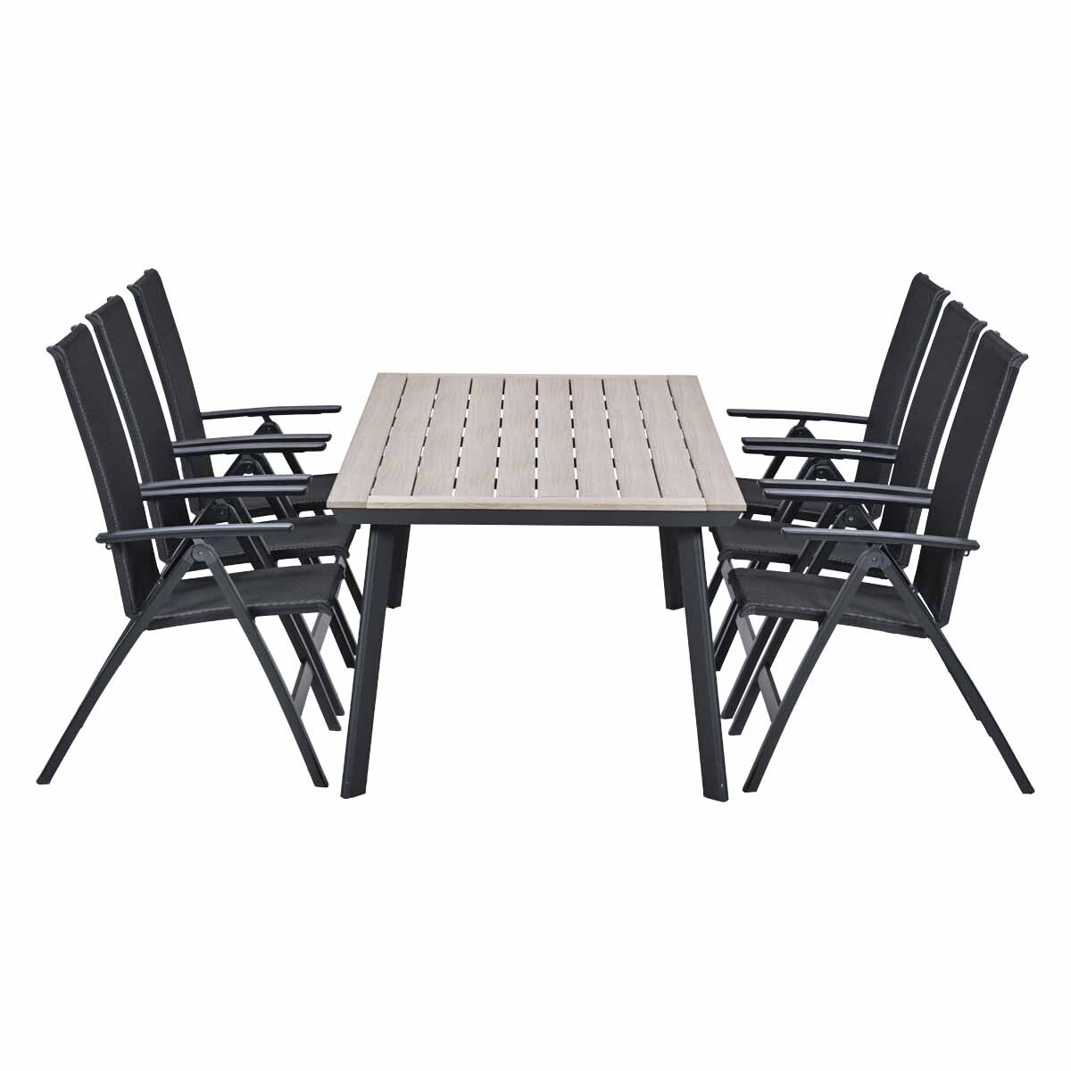 Vier zwarte stoelen omringen een lichte houten tafel met lamellen op witte achtergrond.