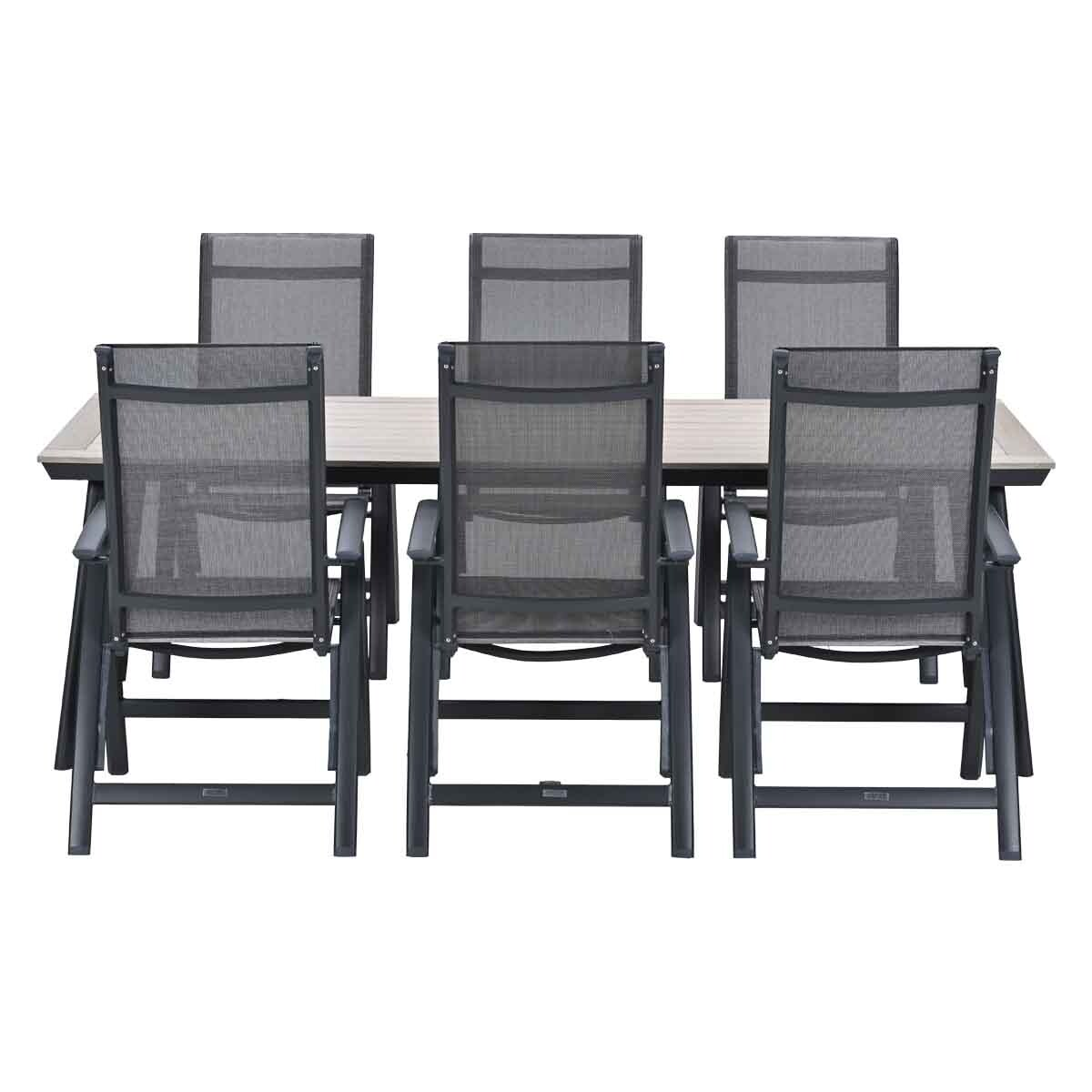Een rechthoekige tafel met zes grijze mesh stoelen.