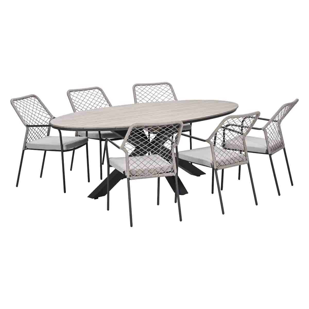 Een ovale eettafel met zes stoelen. De tafel heeft een licht houten blad en zwarte poten. Stoelen zijn grijs met zwarte frames.