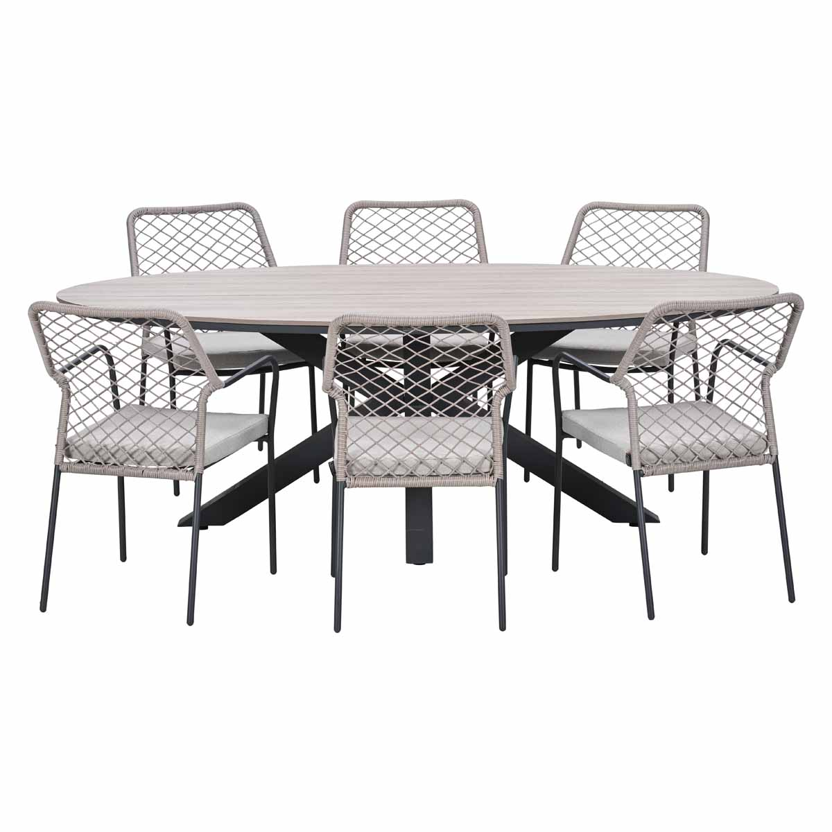 Ovale tafel met zes grijze gevlochten stoelen met lichtgrijze kussens op donkere metalen poten.