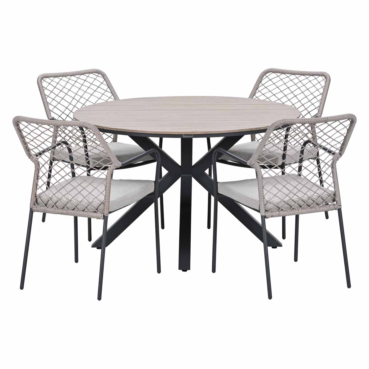 Een ronde tafel met vier grijze stoelen geweven van touw met kussens.
