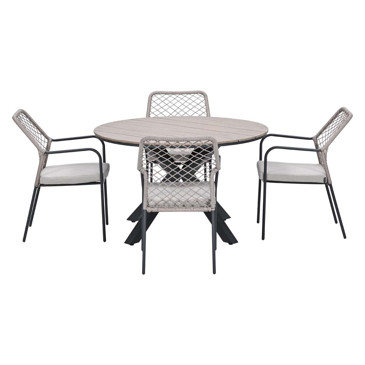 Een ronde, lichtbruine houten tafel met vier grijze gevlochten stoelen met lichte kussens.