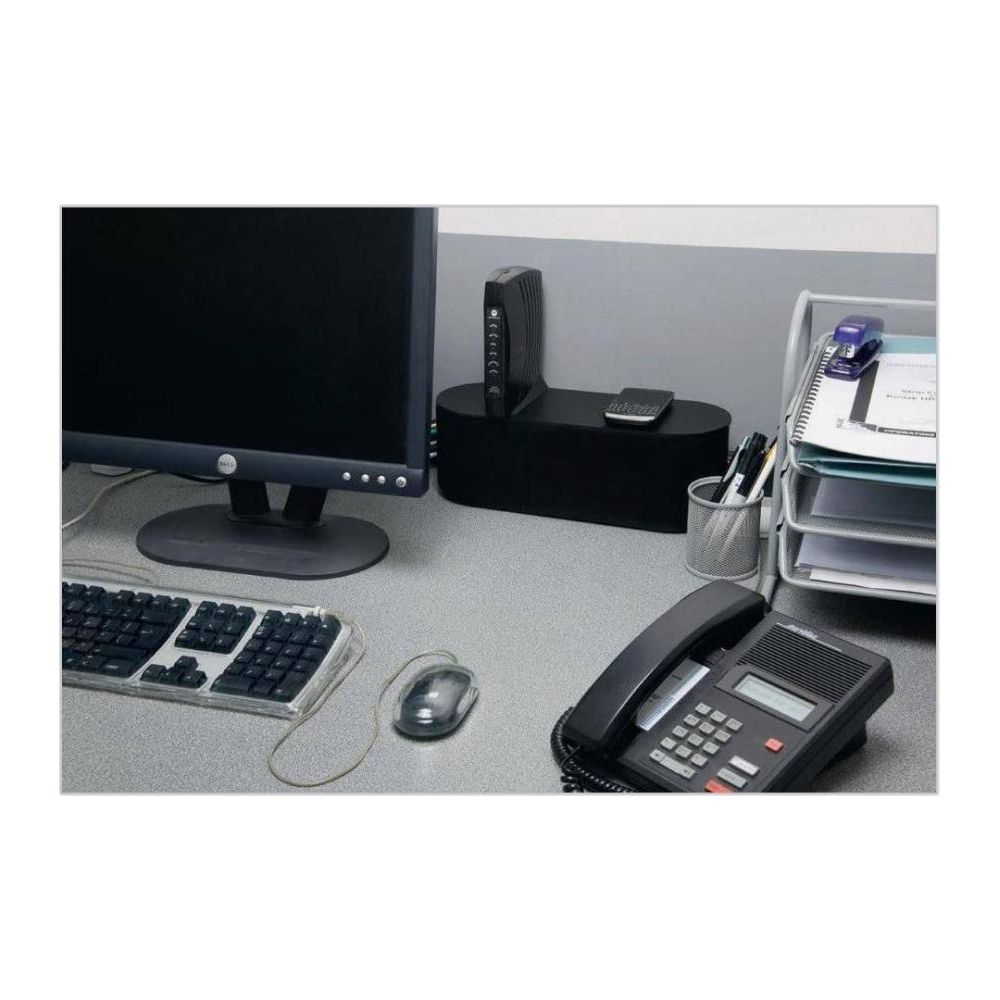 Scrivania con monitor, tastiera, mouse, telefono, router e organizer.