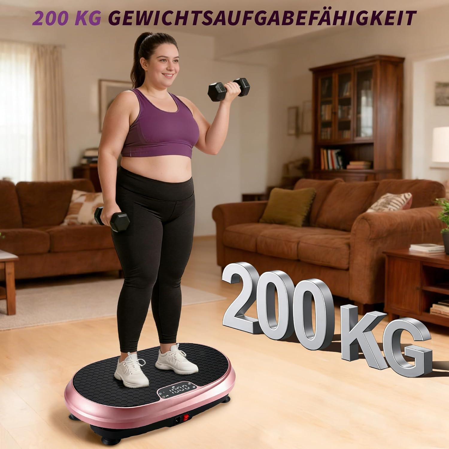 Eine Frau hebt Hanteln auf einer Vibrationsplatte in einem Wohnzimmer.