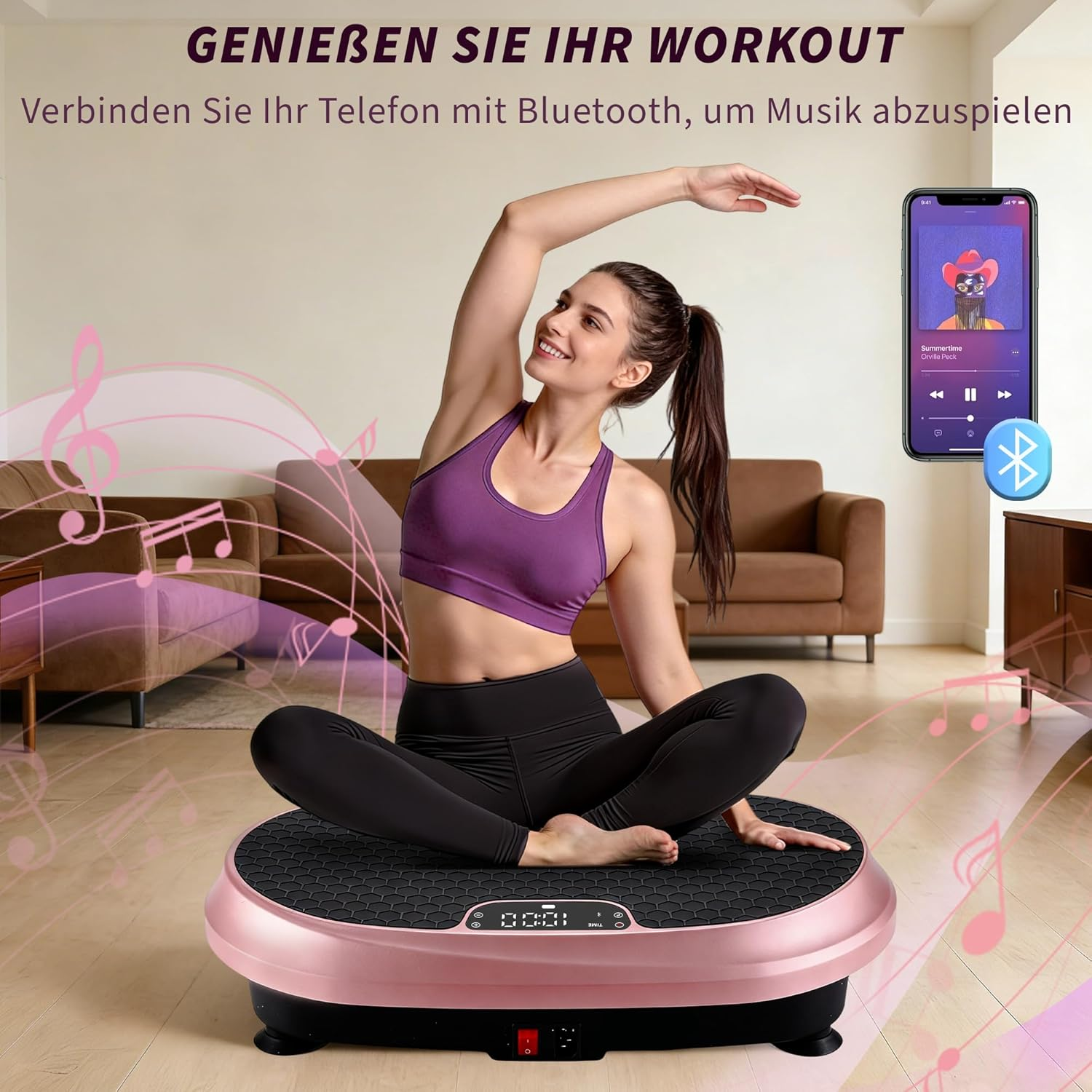 Frau macht Übungen auf Vibrationsplatte, Handy spielt Musik über Bluetooth ab.