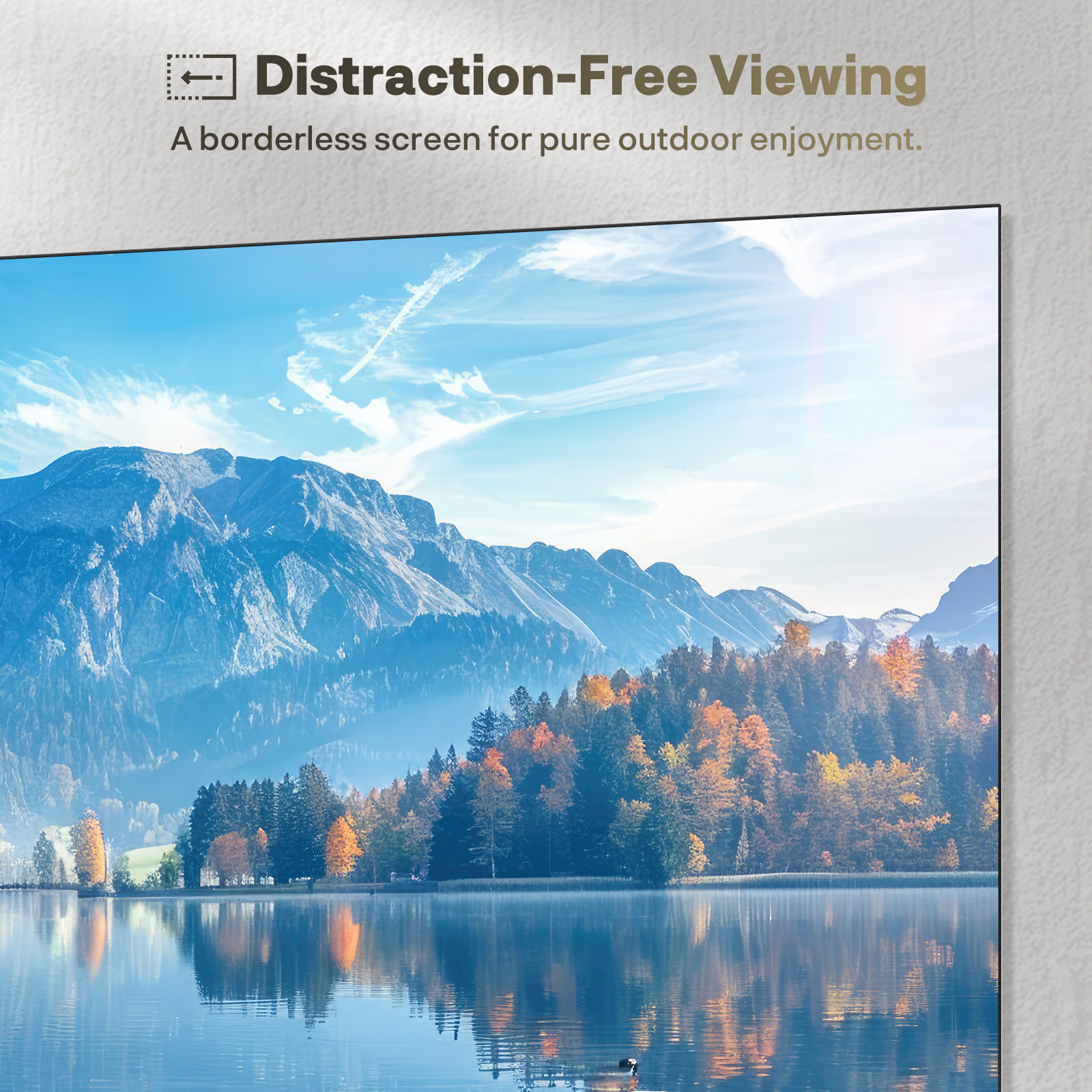 Ein ruhiger See spiegelt eine Bergkette und Herbstbäume unter einem hellen, bewölkten Himmel wider.