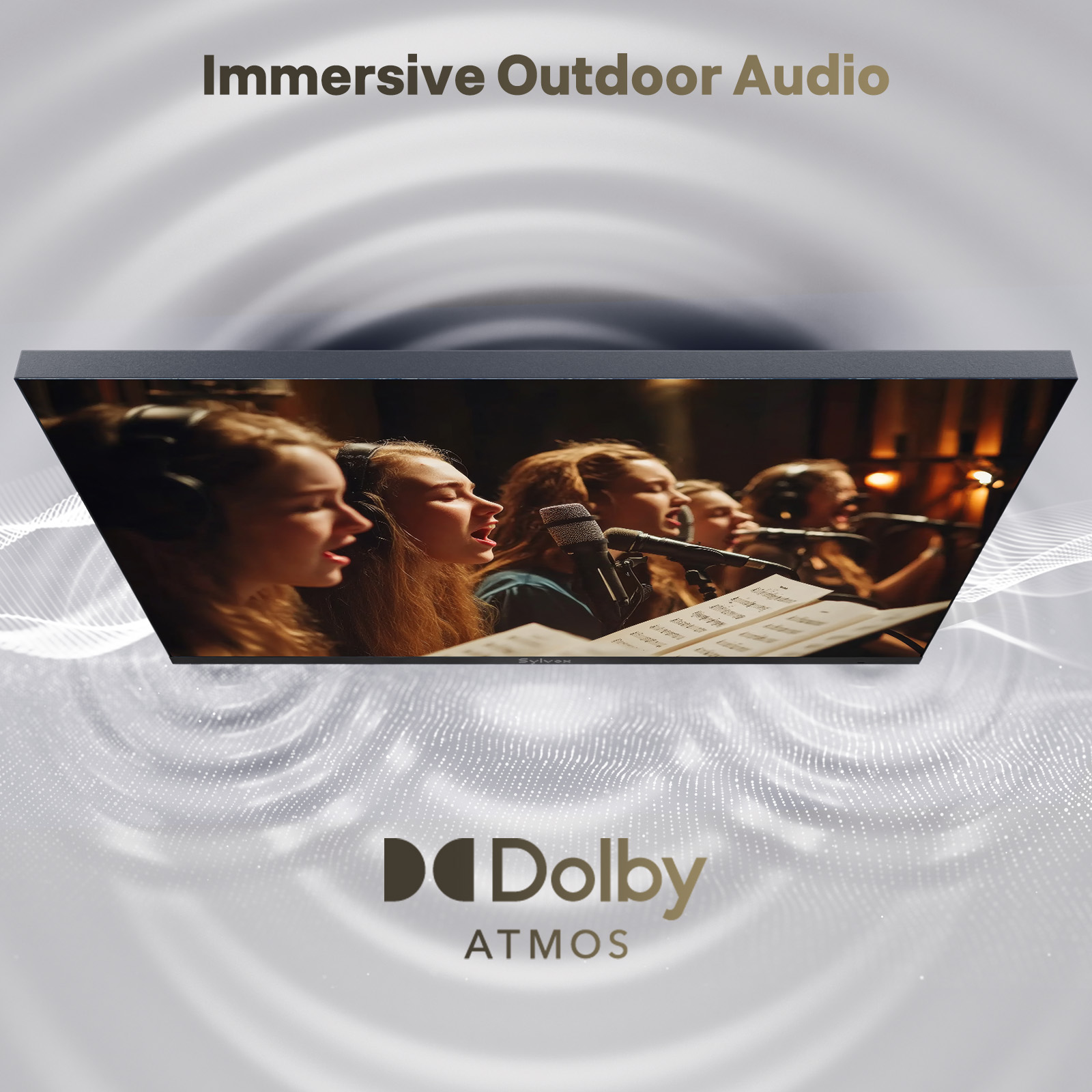 Chor singt in Mikrofone, Noten auf Ständer, Dolby Atmos Logo.