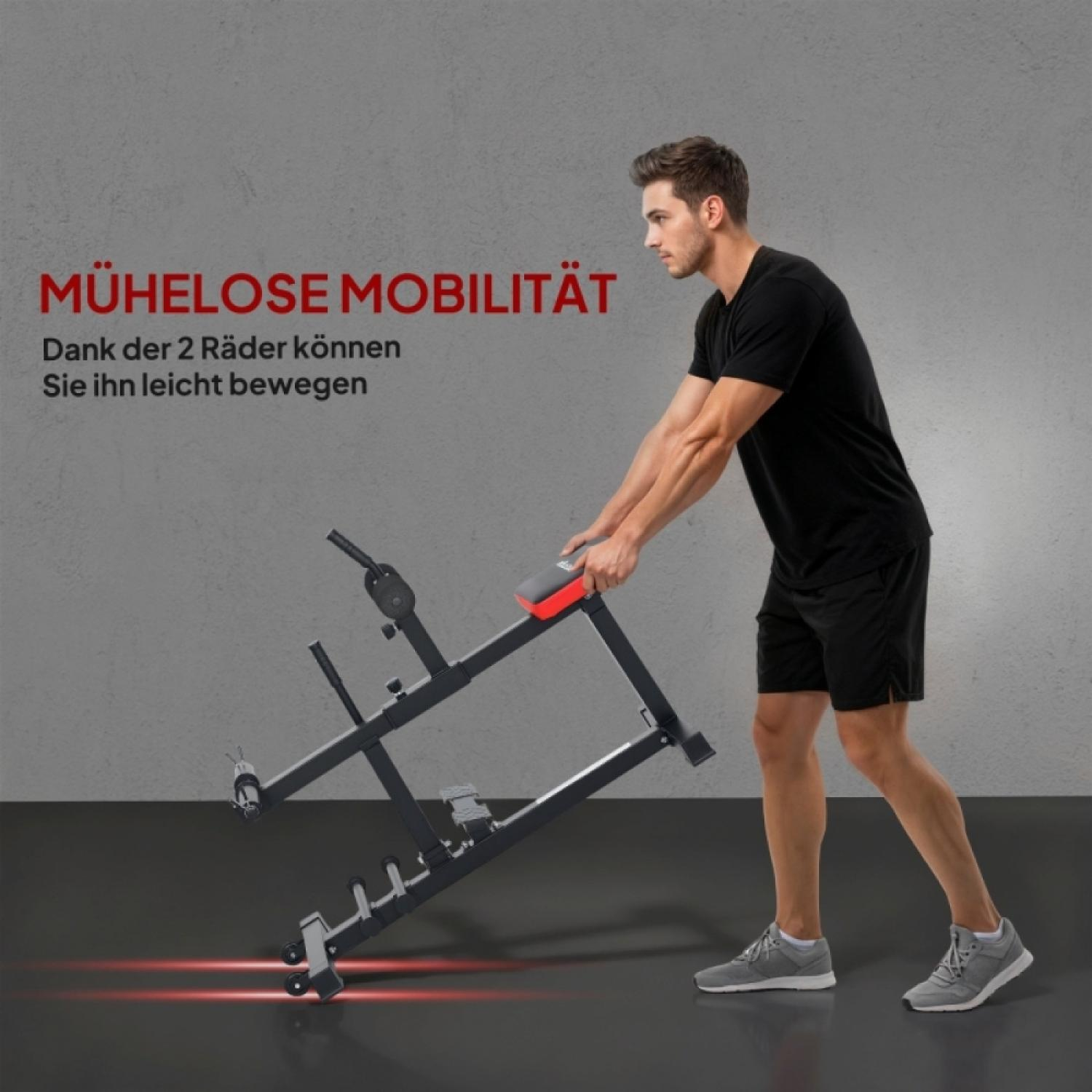 Mann schiebt ein Fitnessgerät mit Rollen. Grauer Hintergrund.