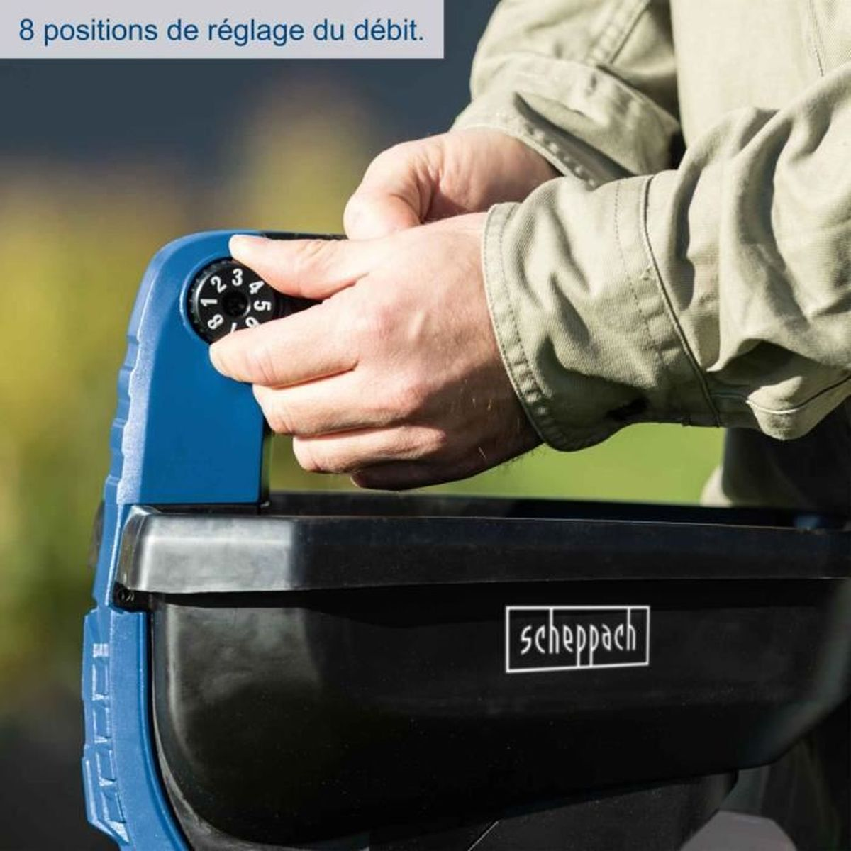 Persona che regola una manopola su un dispositivo blu e nero.