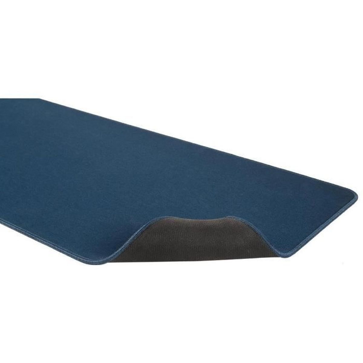 Ein blauer Teppich mit einer dunklen Unterseite, der sich leicht nach oben biegt.