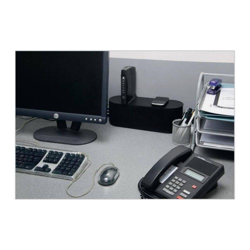 Scrivania con monitor, tastiera, mouse, telefono, modem e organizer.