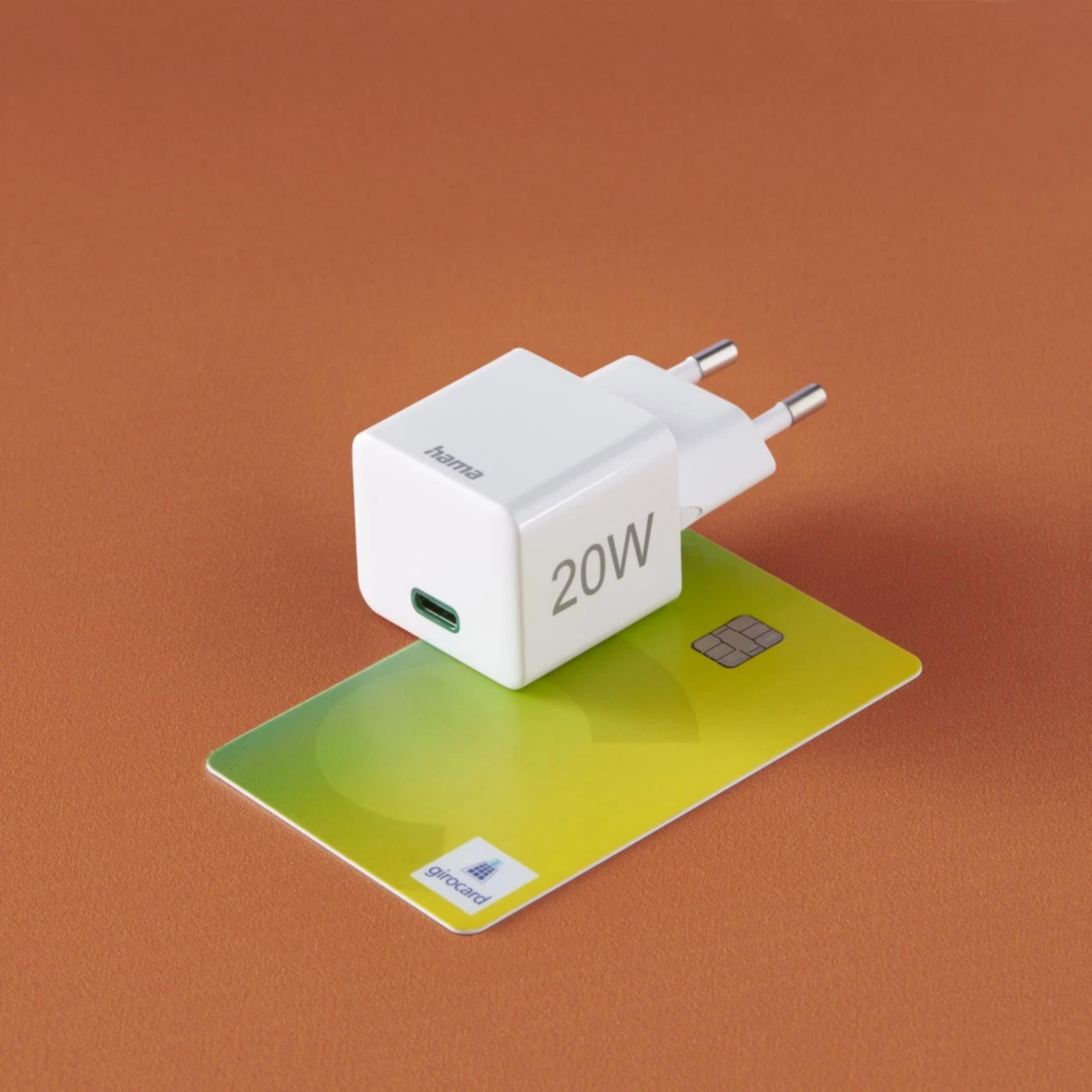 Un caricatore Hama bianco da 20W con porta USB-C poggia su una Girocard gialla.