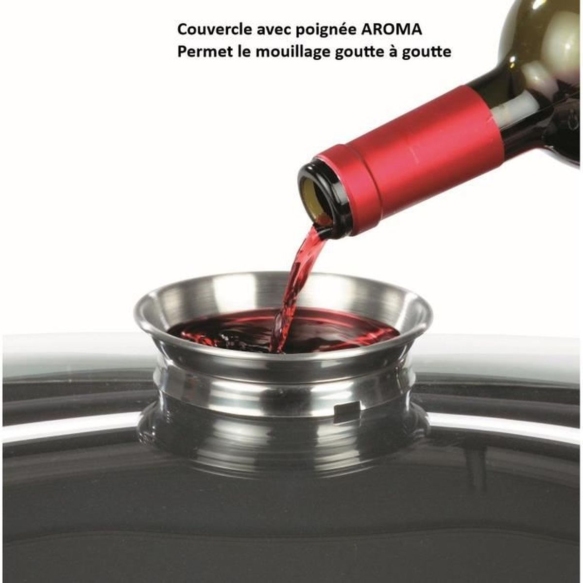 Rotwein wird aus einer Flasche in einen silbernen Wein-Aroma-Trichter gegossen.