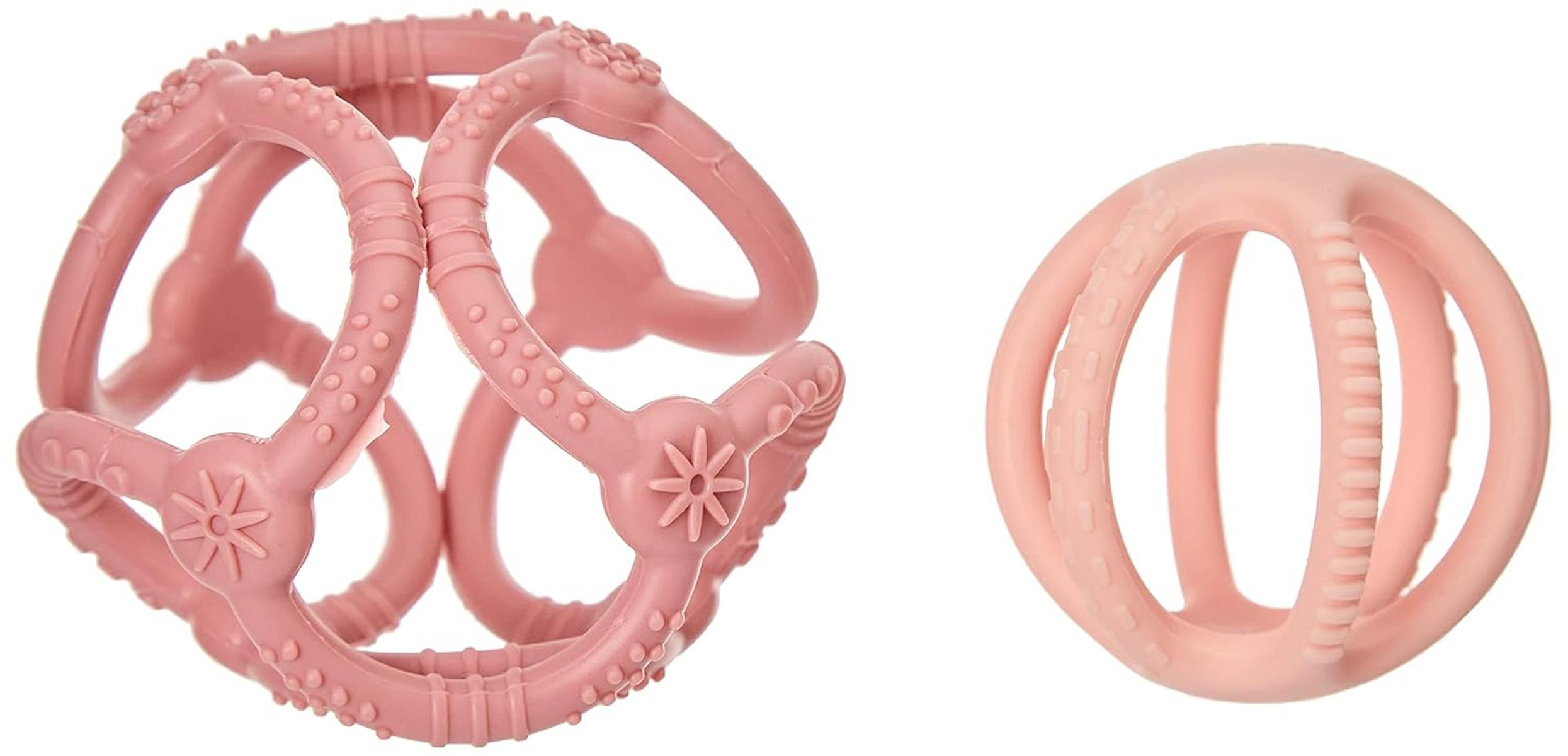 Zwei rosafarbene Beißringe, einer kugelförmig mit Sternen, der andere oval.